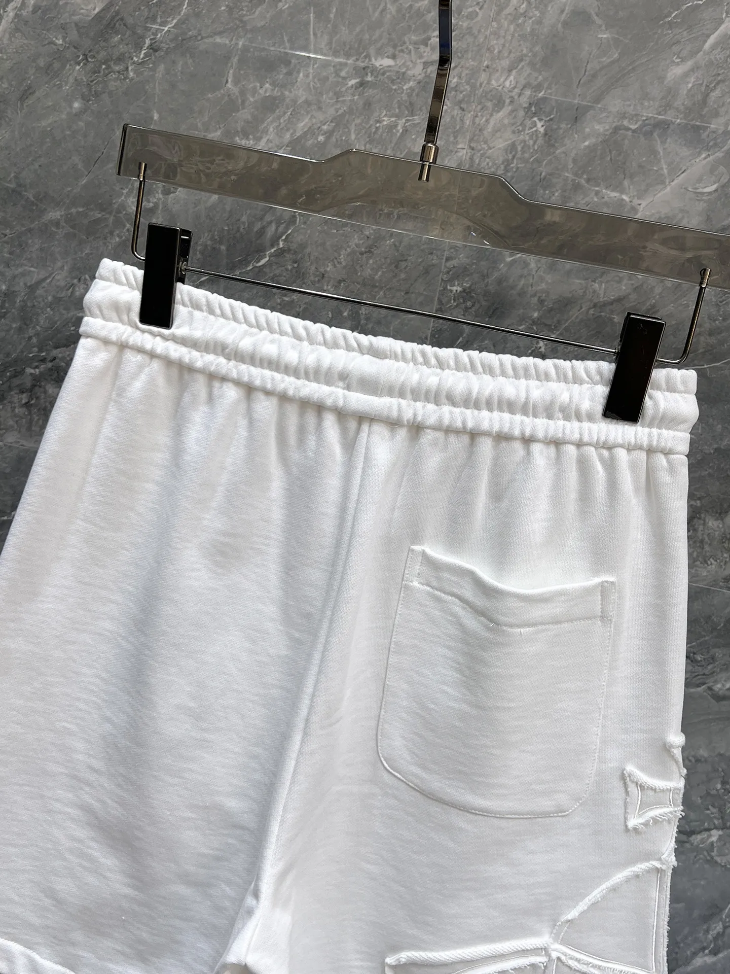 The Queen Mother's three-standard complete 2026 summer New Arrival men's casual shorts, advanced custom-made fabric Breathable fabric, Breathable elasticity and comfort, impeccable details, top-grade accessories, original logo design concept, delicate and soft feel! The upper body fit is awesome! Size: M-XXXL Please state your height and weight when ordering